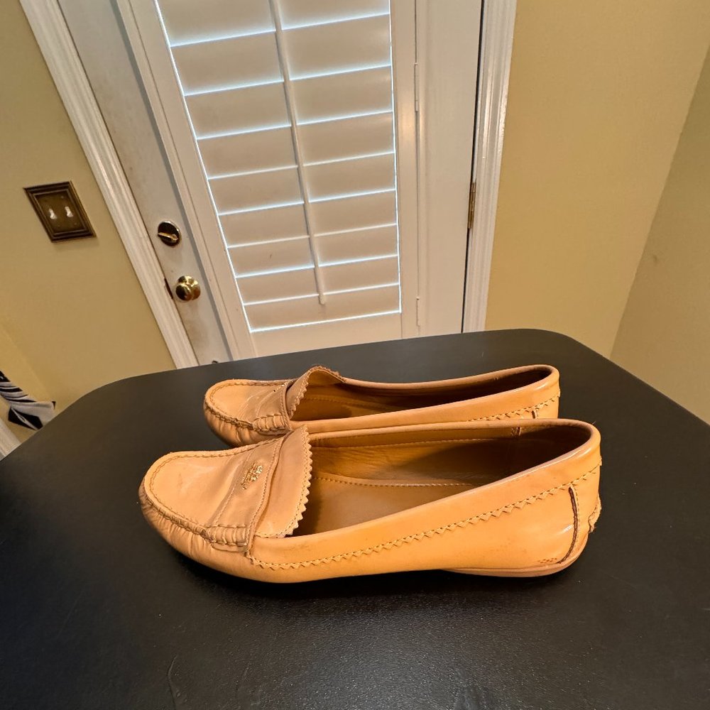 Coach Odette Solid tan Patent Leather Driver Loafer gold Logo Size 8.5 - Picture 12 of 12